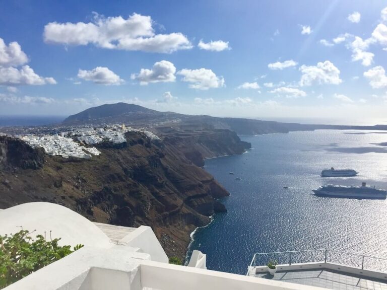 サントリーニ島ハイキング中の景色