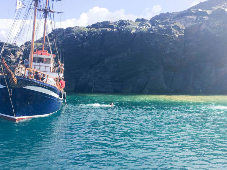 Santorini-sailing-hotspring