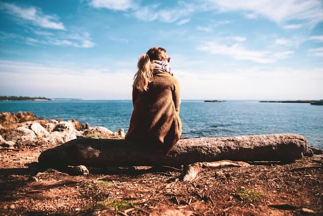 海を見つめている女性