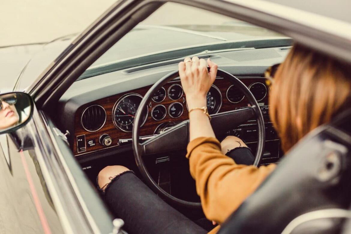 運転している女性
