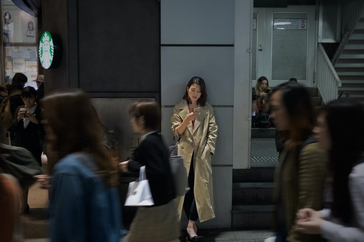 スタバの前で立ってる女性