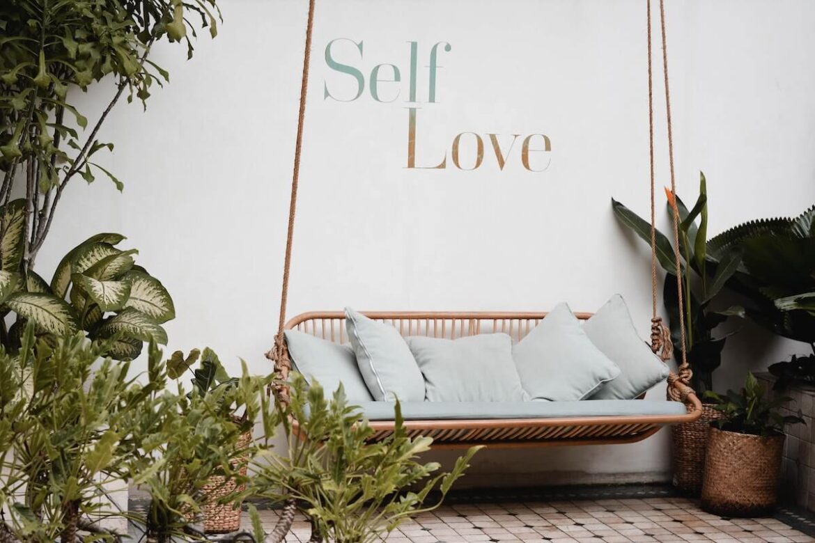 self love　ソファのブランコ