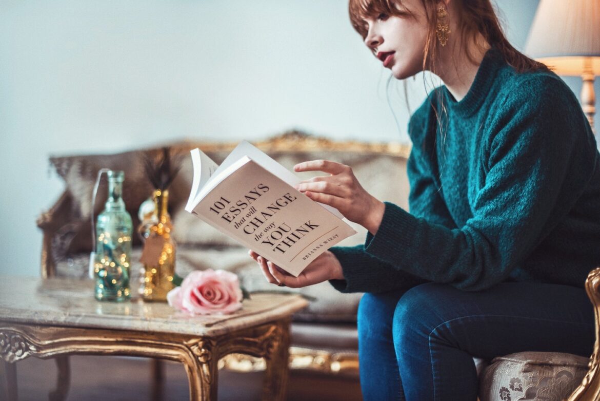 本を読んでいる女性